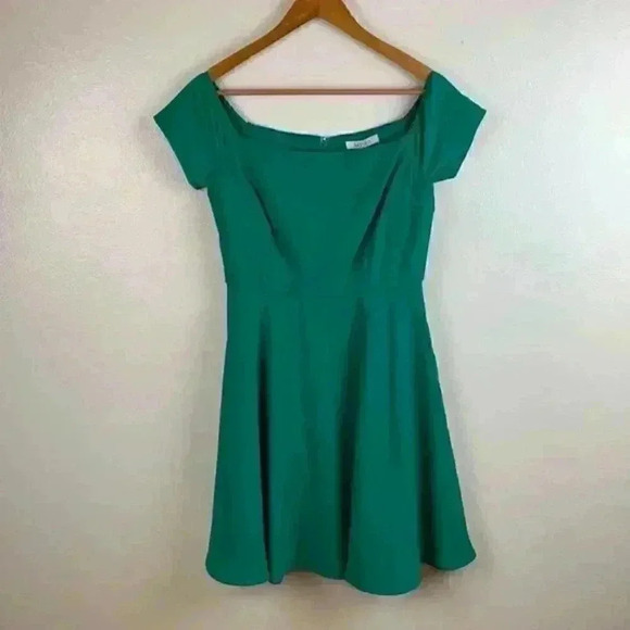 Lucy Paris Dresses & Skirts - Nwt 🆕 Lucy Paris green short dress with full skirt size medium